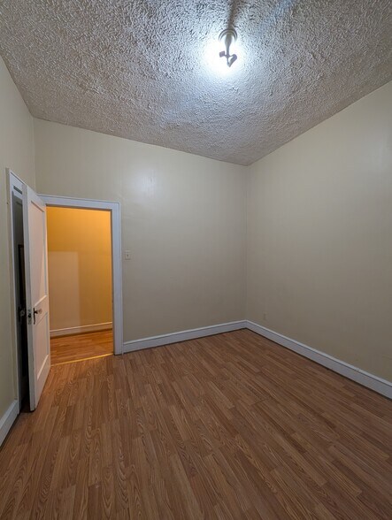 Building Photo - 411 W Diamond Ave