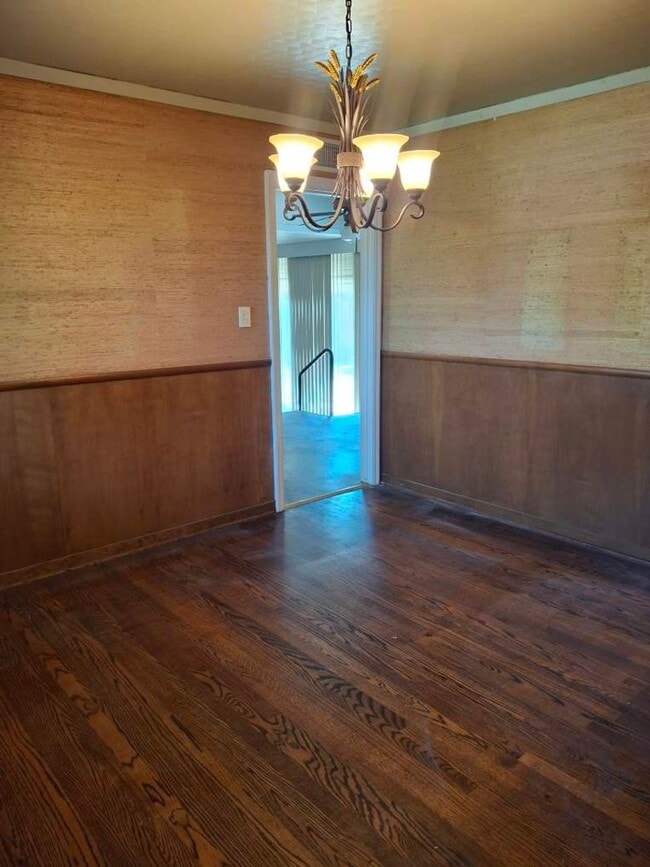 Building Photo - Showing Mon 8/18, Wed 8/20, and Fri 8/22 @...