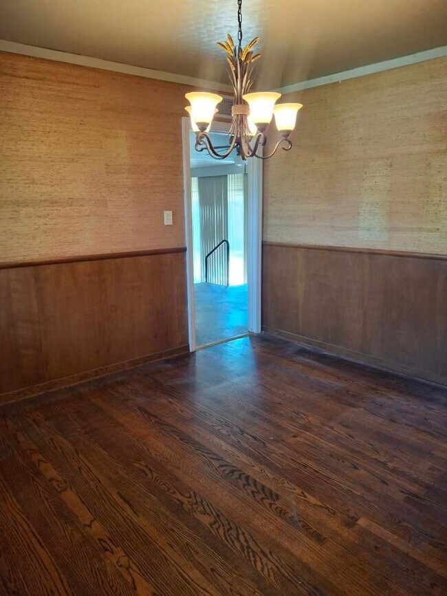 Building Photo - SHOWINGS: MONDAY, 10/13 * WEDNESDAY, 10/15...
