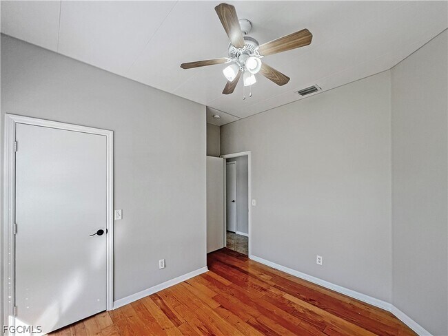 Building Photo - 906 Alfreda Ave