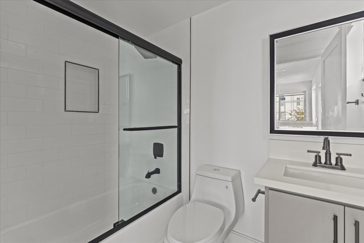 Building Photo - 860 N Hudson Ave