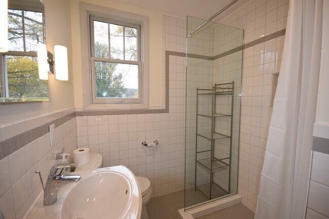 Building Photo - Professionals Only - 3 bedrooms 1 bath house