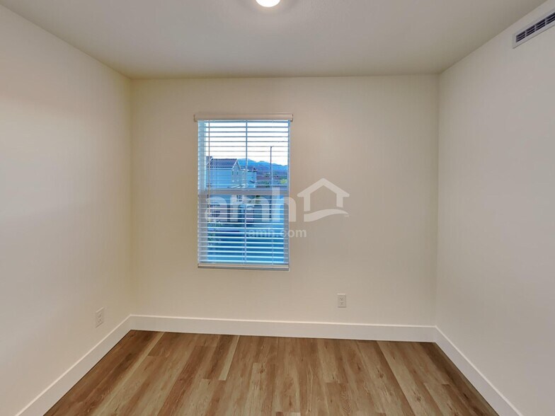 Building Photo - 10180 Mountain Crest St