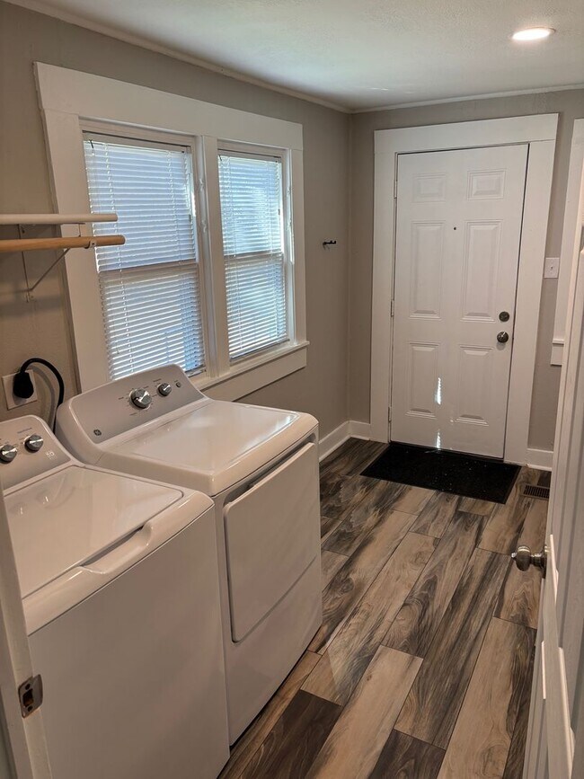 Building Photo - 3 Bedroom 1 Bathroom Downtown Georgetown Home