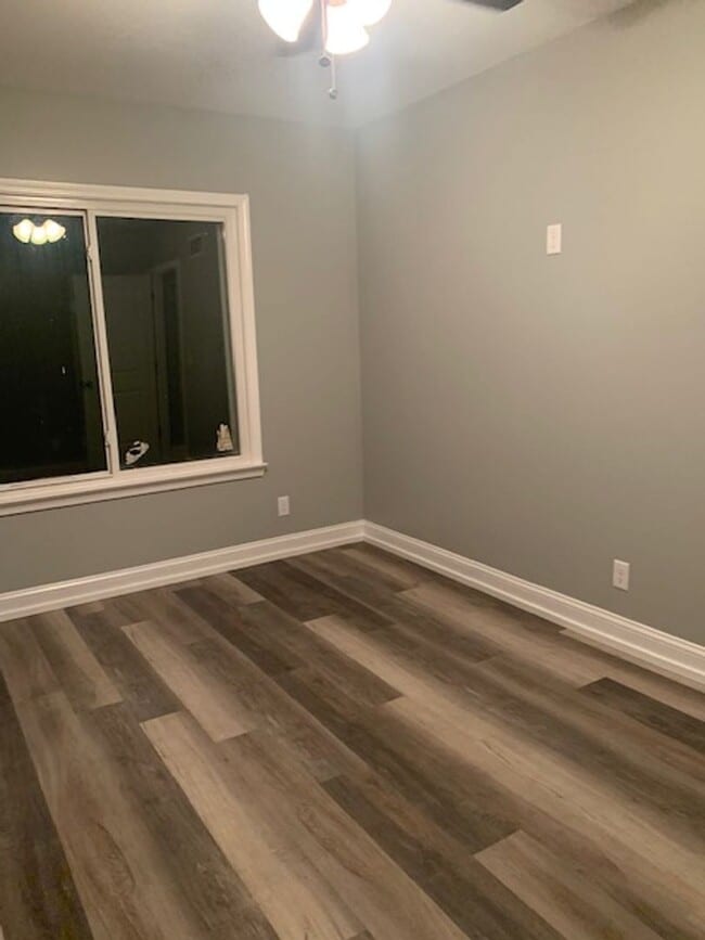 Building Photo - Utilities Included in this Upper Unit Dupl...