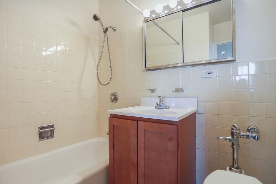 Building Photo - 5650 N Sheridan Rd