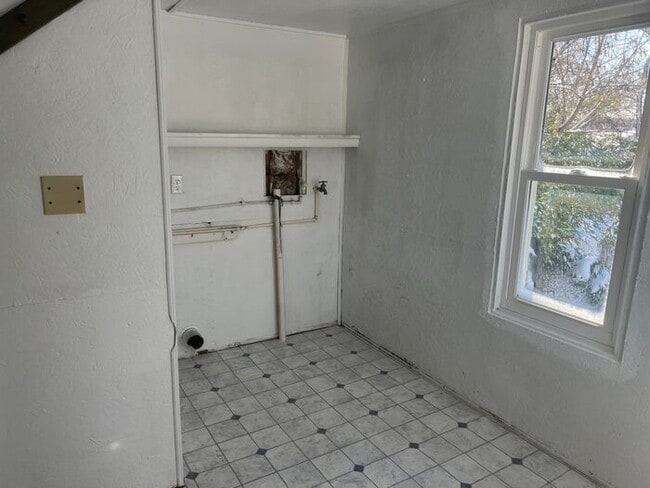 Building Photo - 2 BR House in Niles