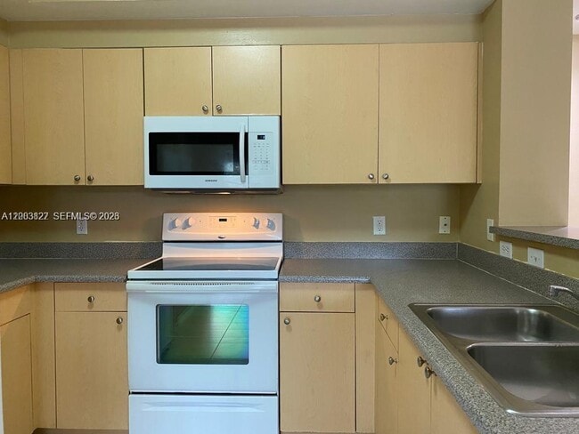 Building Photo - 8060 N Nob Hill Rd