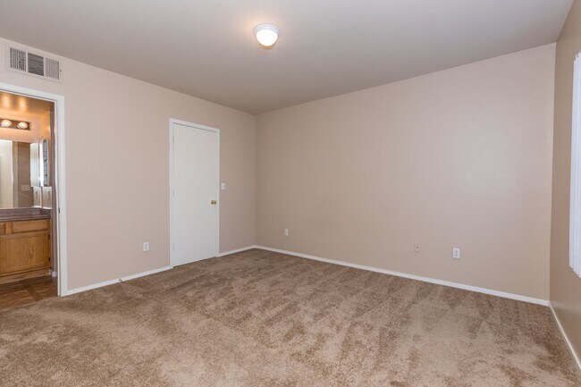 Building Photo - Lovely 2-Bedroom Condo in the Tuscano Comm...