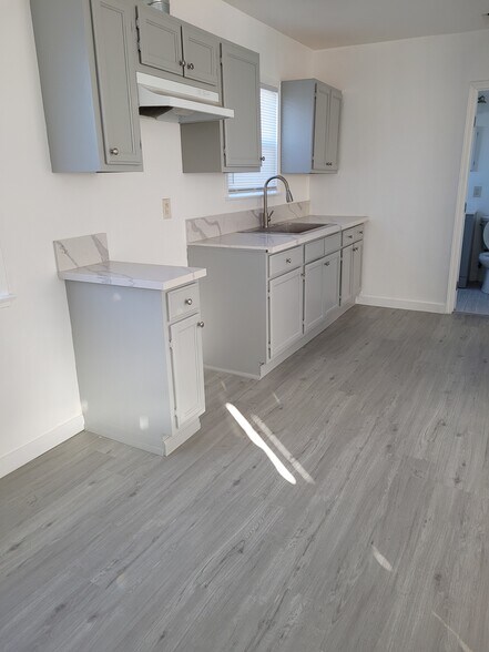 Building Photo - 154 E 54th St