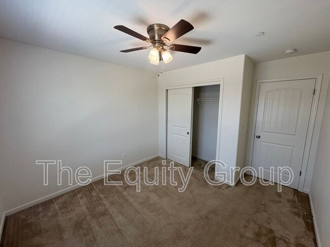 Building Photo - 914 Legend Dr