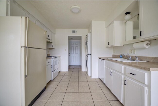 Building Photo - 3-bedroom, 2-bathroom condo in Norman with central heat and air and washer and dryer provided