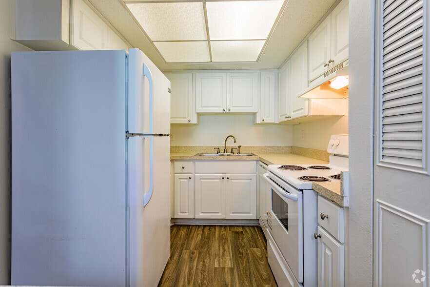 2BR, 1 1/2 BA Townhouse 1100 SF - The Boulevard Apartments