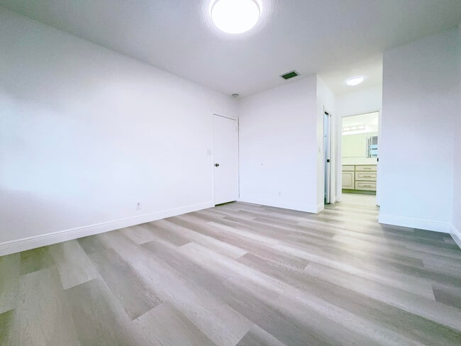 Building Photo - 549 Racquet Club Rd