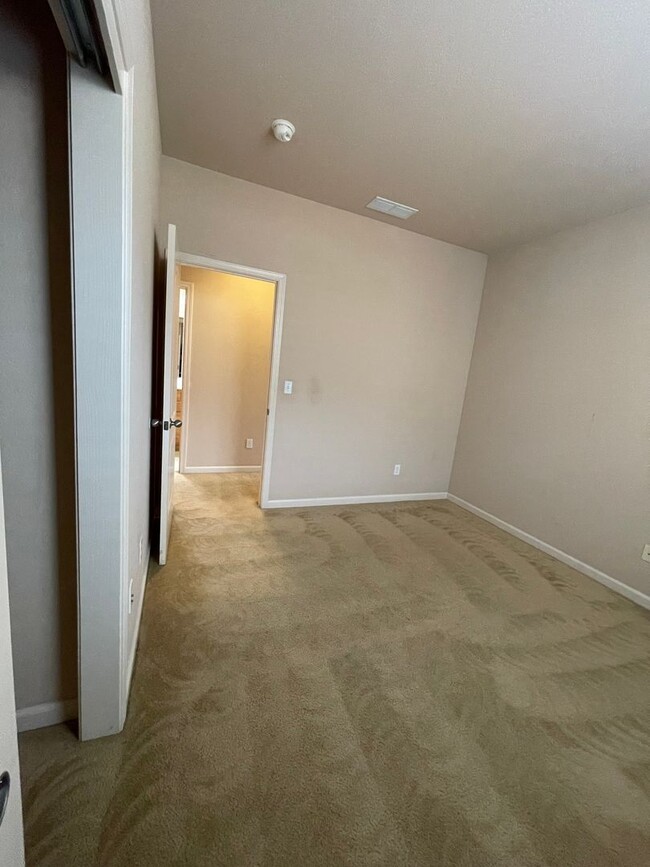 Building Photo - This charming 3/bed 2/bath welcomes you home.