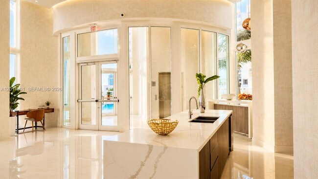 Building Photo - 15901 Collins Ave