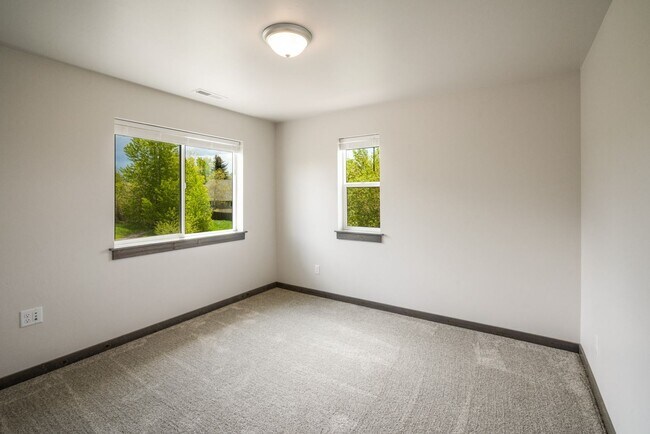 Building Photo - Gorgeous 3 Bedroom condos with double stal...