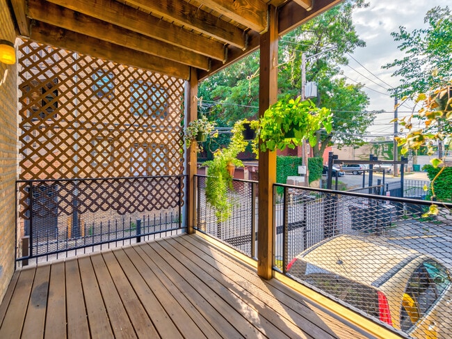 Building Photo - 7020 N Paulina St