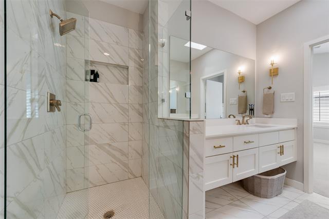 Building Photo - 2107 Bennett Ave