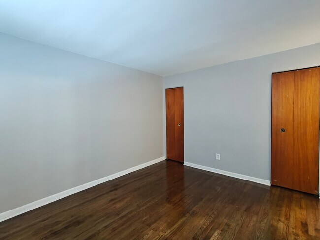 Building Photo - 7108 Oxford Ave