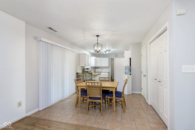Building Photo - 266 E Pine Ridge Dr
