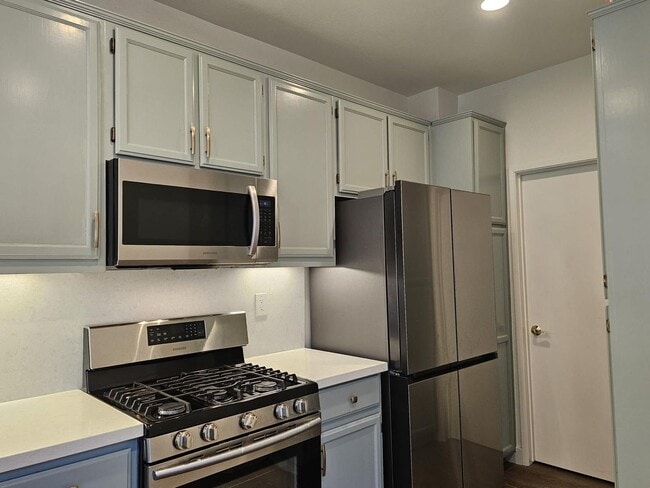 Building Photo - Modern 3BD/3BA Townhouse in Prime Union Ci...
