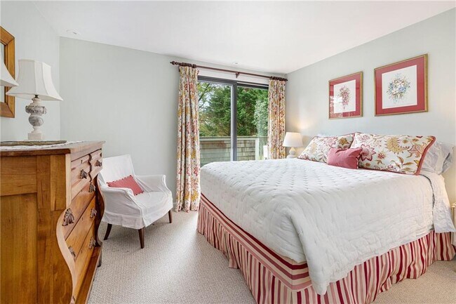 Building Photo - 140 Connection St