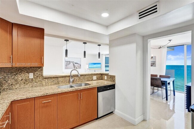 Building Photo - 2030 S Ocean Dr