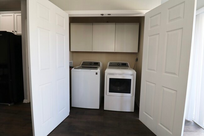 Building Photo - 8805 Hillside Way