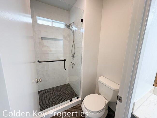 Building Photo - Welcome to this stunning 3-bedroom, 2-bath...