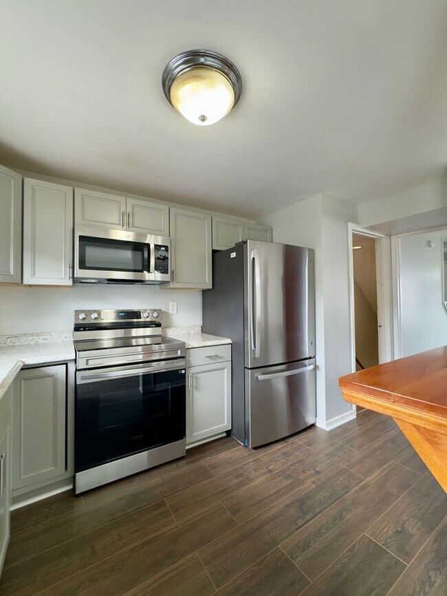 Building Photo - 5371 King Arthur Cir