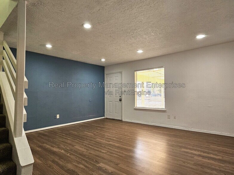Building Photo - 1707 Beaumont Dr