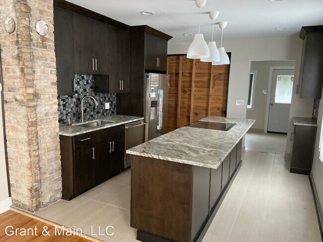 Building Photo - 2 br, 2.5 bath House - 2315 Yemans St.