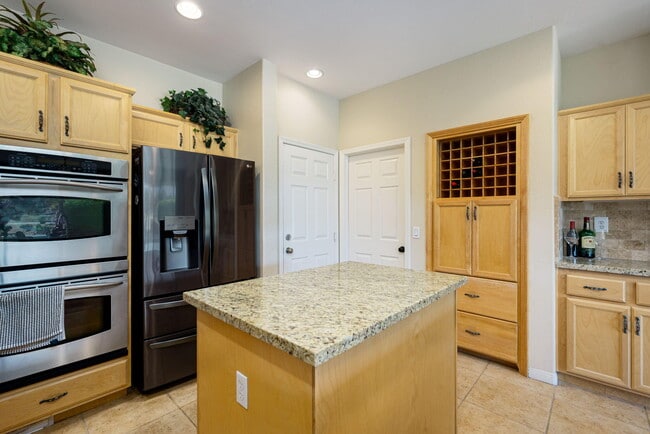 Building Photo - 60661 Juniper Ln