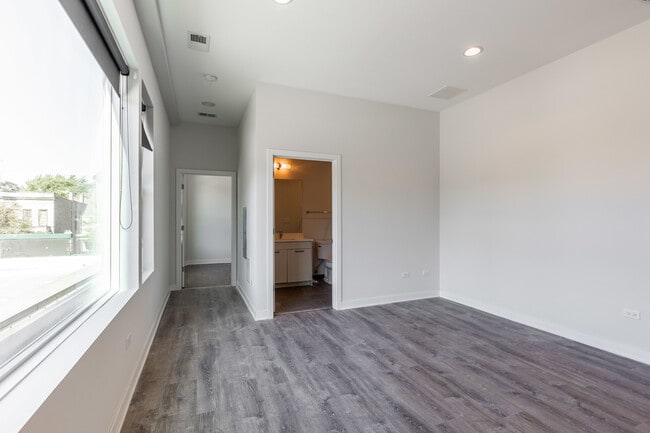 Building Photo - 2247 W Lawrence Ave