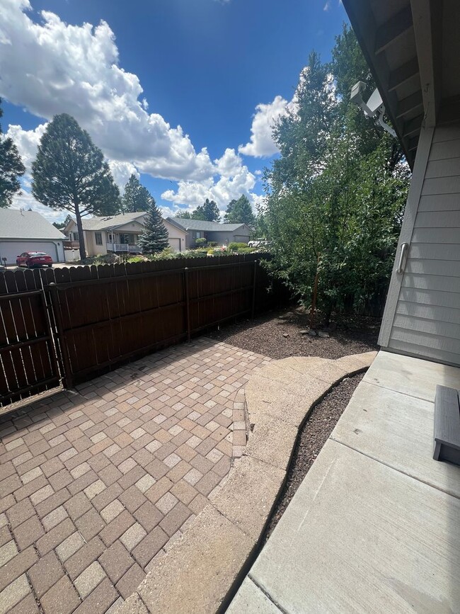 Building Photo - Close to Hospital Hill! 3 Bed/2 Bath Condo...