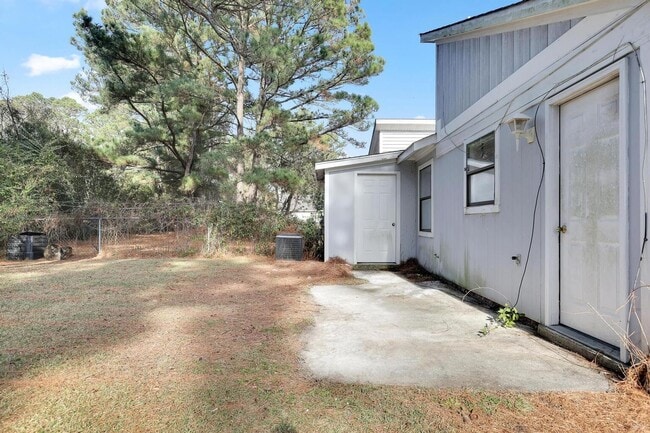 Building Photo - Adorable Duplex!