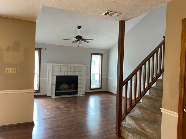 Building Photo - 2 BR/ 2.5 BA townhome off Bobby Jones