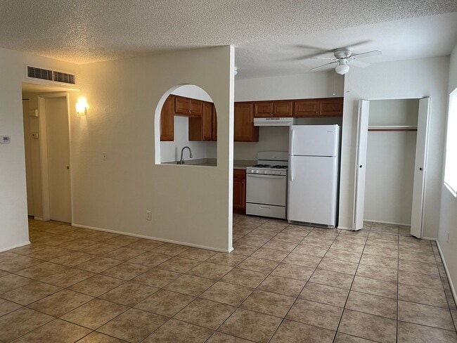 Building Photo - 2 Bedroom and 1 Bath Triplex! **MOVE IN SPECIAL**