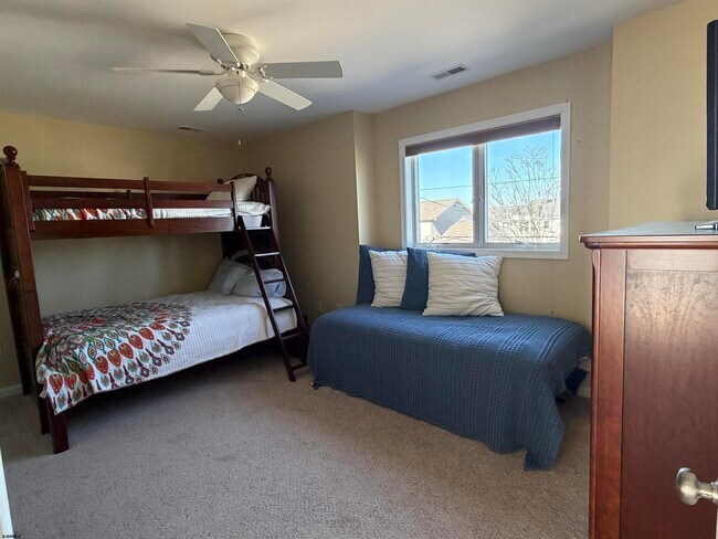 Building Photo - 802 N Harvard Ave