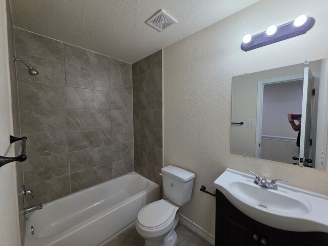 Building Photo - Town home for rent