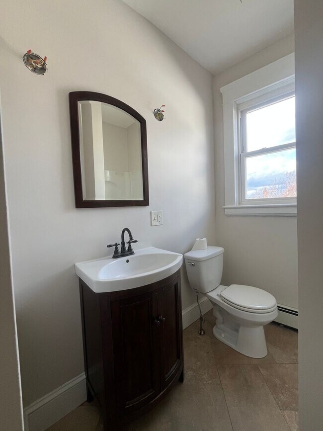 Building Photo - 98 Knight St