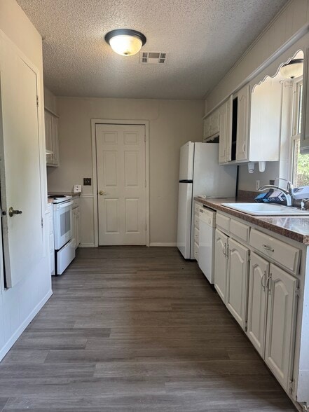 Building Photo - 4906 Vena Ln