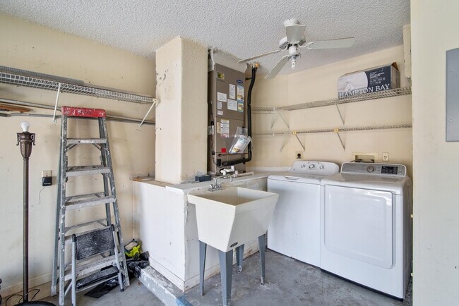 Building Photo - 7842 Villa Nova Dr N