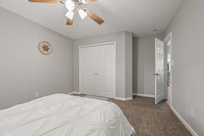 Building Photo - Stunning 4 bedroom with two bonus spaces, ...