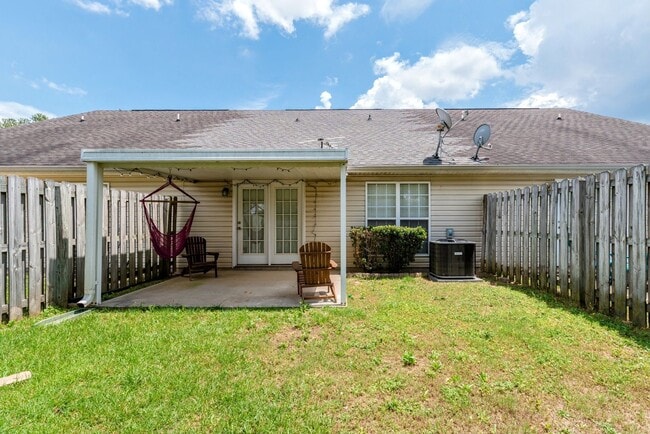 Building Photo - $1750 - Updated 3 bed/3 bath house conveni...