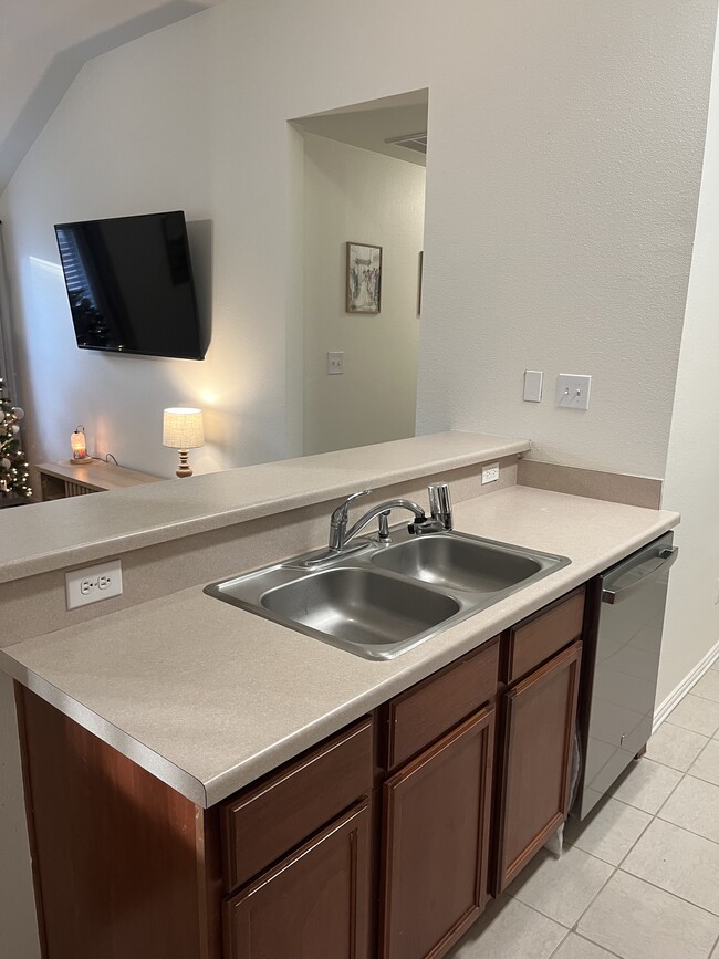 Building Photo - 208 Robin St