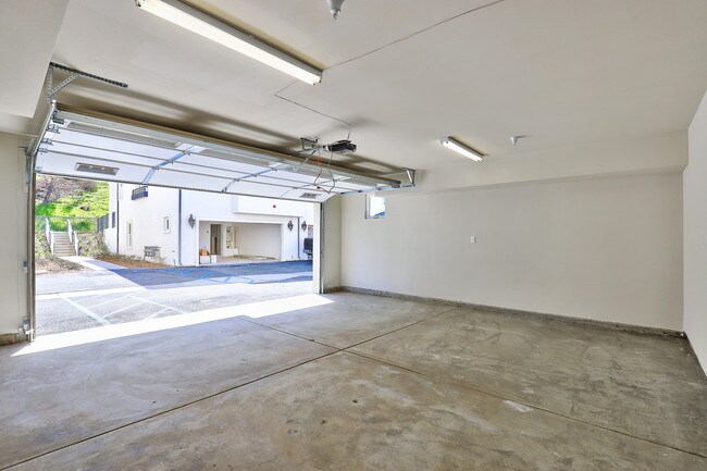 Building Photo - 15 Brookline Way