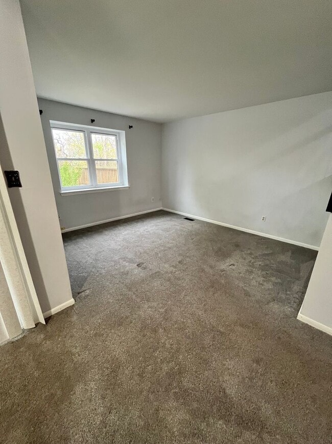 Building Photo - 2 Bd / 1.5 Bth Townhouse in Stover Mill