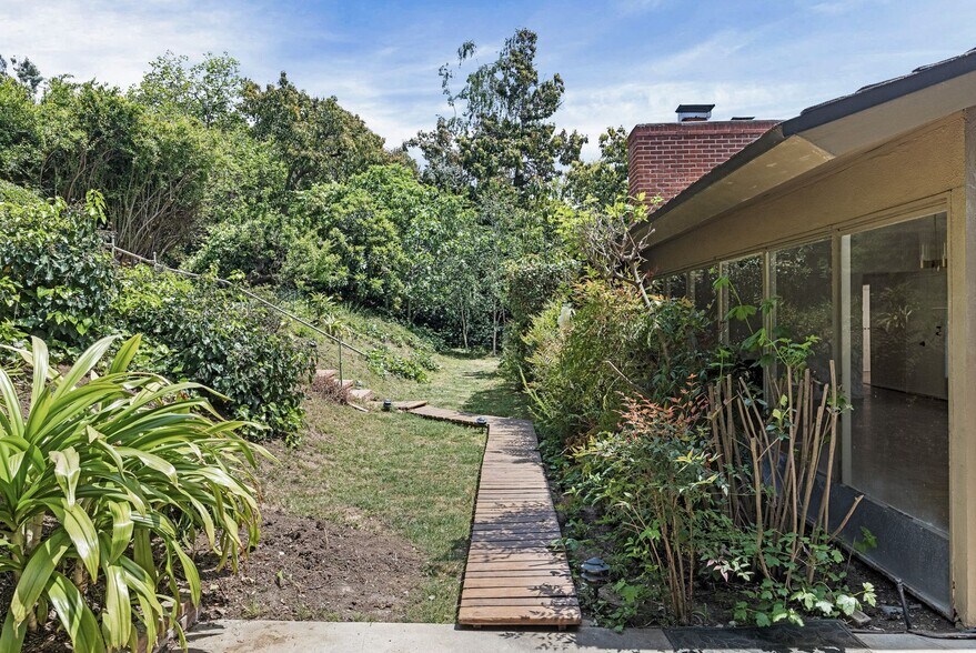 Building Photo - Classic Mid-Century home moments from Fryman Canyon